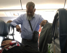 Wahre Liebe: Ein älterer Ehemann stand in einem Flugzeug, damit seine Frau schlafen konnte