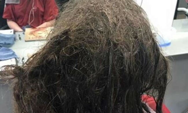 Friseure verbrachten dreizehn Stunden damit, die Haare eines Mädchens in Ordnung zu bringen