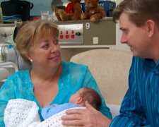 Susanne zeigt der Gesellschaft, dass Glück kein Alter kennt. Quelle: Youtube Screenshot