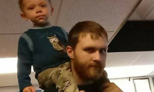 Die Polizei fand das vermisste Kind dank den Spuren des Hundes, der es nicht verließ