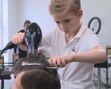 Kunstwerke: Ein 9 jähriger JungeFriseur schneidet professionell die Haare