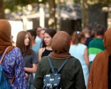 In Deutschland wird Schülerinnen das Tragen des Niqab verboten. Wen wird es anfassen