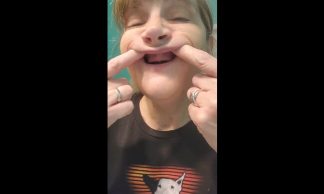 Die unermüdliche Stärke einer 60-jährigen Frau ohne Zähne. Quelle: Youtube Screenshot