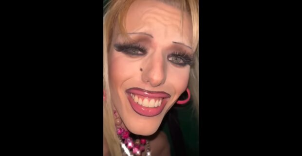 Kassiererin verliert Job wegen buntem Make-up. Quelle: Youtube Screenshot