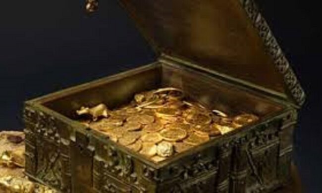 Geheimer Schatz: Die versiegelte Kiste wurde 30 Jahre lang als Tisch auf dem Dachboden verwendet und erst vor kurzem geöffnet