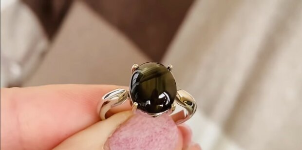Junge Frau kaufte auf einem Straßenmarkt einen Ring mit einem riesigen Stein für ein paar Euro: Der Juwelier riet, den "Stein" zu überprüfen