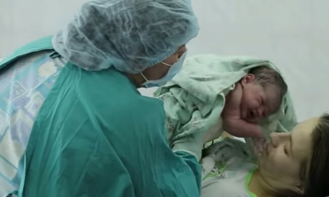 Mama und Baby. Quelle: Youtube Screenshot