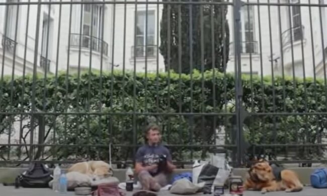 Wie ein berühmter obdachloser Bodybuilder auf der Straße wohnt und trainiert