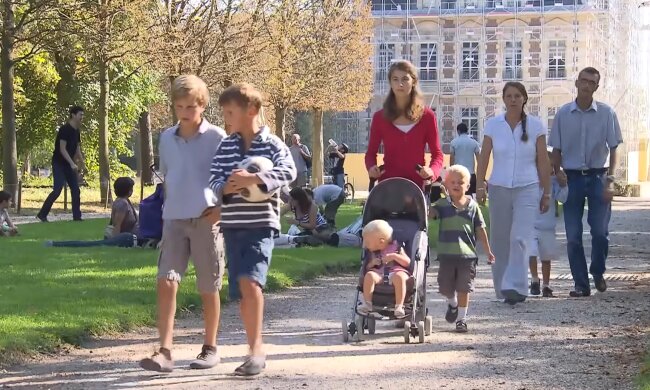 „Kindergeld reicht uns: mit klugem Sparen und Zusammenhalt“