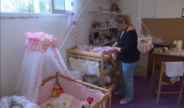 „Ich wechsle ihm sogar die Windeln“: Frau verhält sich gegenüber einer Puppe genau wie gegenüber einem Baby