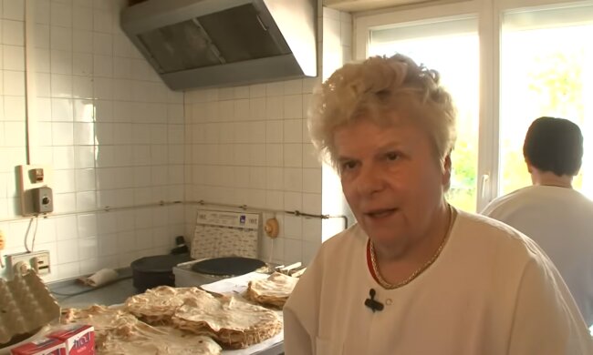 Rentnerin am Herd. Quelle: Youtube Screenshot