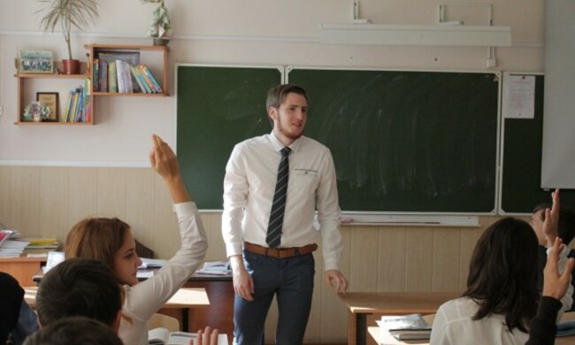 Ein echter Lehrer, der sich der Bedürfnisse der Kinder bewusst ist