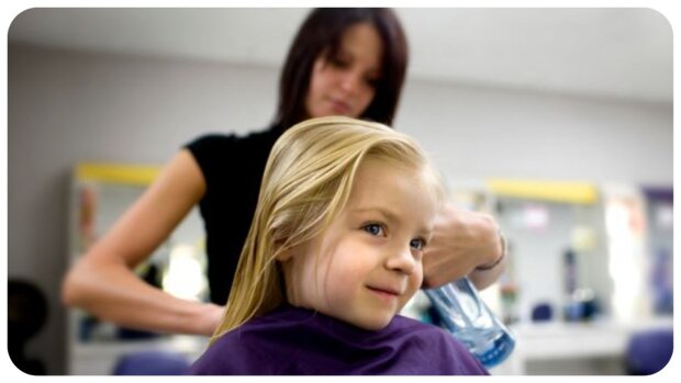 Ein Mädchen beim Friseur. Quelle: mirror.com
