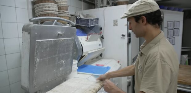 Wenn andere schlafen, beginnt Leos Arbeitstag. Quelle: Youtube Screenshot