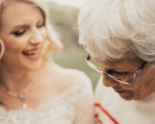 Ein aufregender Moment: Die Enkelin hat ihrer Großmutter vor der Hochzeit heimlich etwas weggenommen