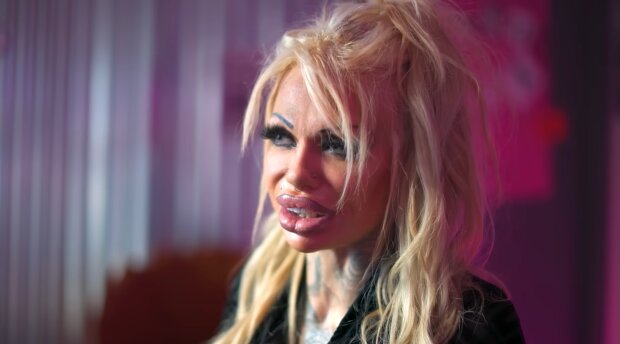 „Ich habe mein Gesicht und meinen Körper neu erfunden – und liebe es“. Quelle: Youtube Screenshot