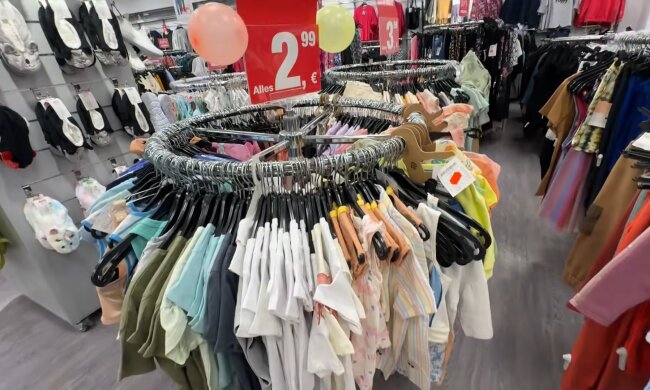 Kunden zahlen 25 Euro ohne Klamotten. Quelle: Youtube Screenshot