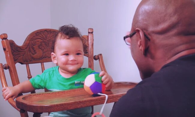 Onkel mit Neffe (Symbolbild). Quelle: Youtube Screenshot