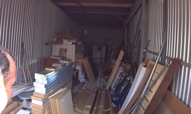 Schatz in einer unaufgeräumten Garage. Quelle: Screenshot YouTube