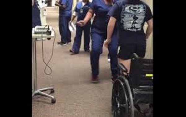 Die Krankenschwester konnte die Tränen nicht zurückhalten, als die Patientin, die sich nicht bewegen konnte, wieder zu laufen begann