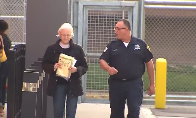 Marilyn Hartman mit dem Polizisten. Quelle: Screenshot Youtube