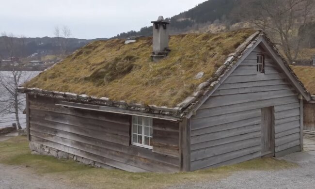 Altes Holzhaus. Quelle: YouTube Screenshot