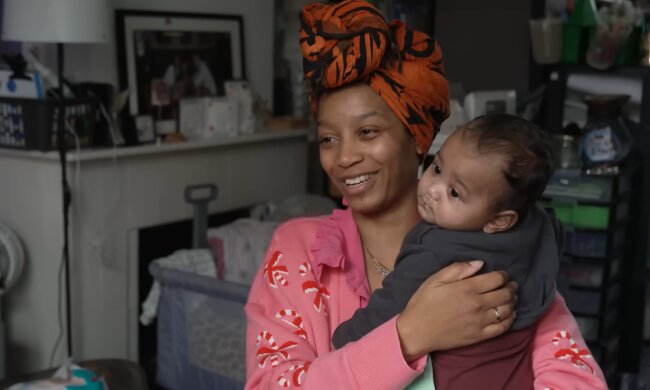 Emiras Alltag mit Kindergeld. Quelle: Youtube Screennshot