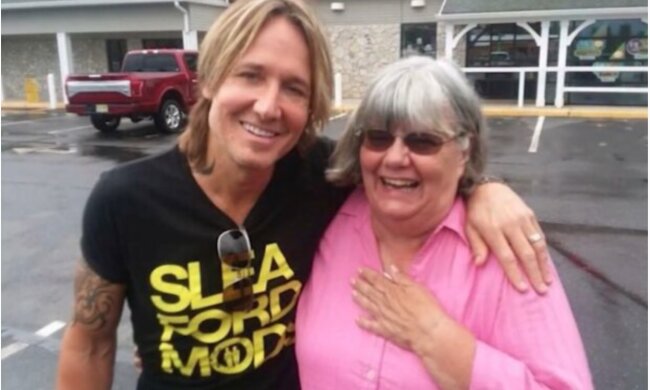 Eine Frau bezahlte für einen Mann, der an der Kasse nicht genug Geld hatte: es stellte sich heraus, dass sie einem Millionär half