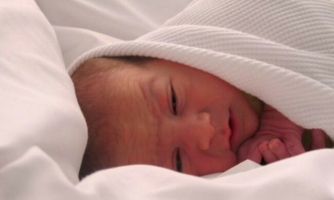 Ein Mann fand ein kleines Kind auf einer Parkbank und konnte es alleine nicht lassen