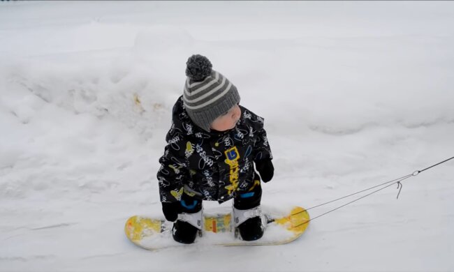 Baby auf dem Snowboard. Quelle: Youtube Screenshot
