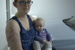 Verletzte Frau und ihre Tochter. Quelle: Screenshot YouTube