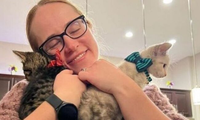 Frau mit Kätzchen. Quelle: binokl.cc