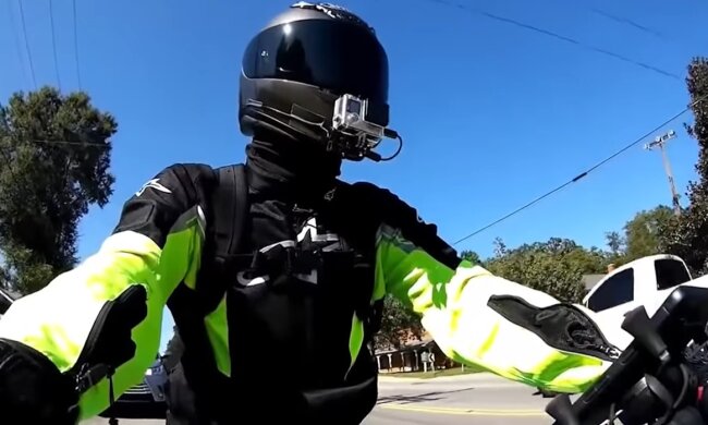 Es war klar, dass der Motorradfahrer in Gefahr war, also half der Fahrer ihm. Quelle: Youtube