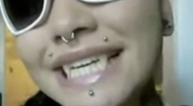 Frau mit Piercings. Quelle: Screenshot YouTube