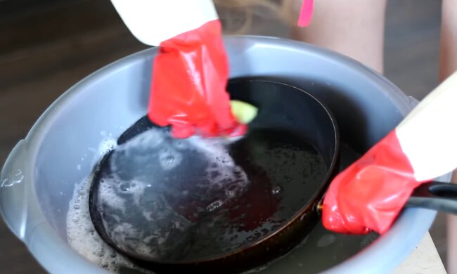 Reinigen der Pfanne. Quelle: YouTube Screenshot