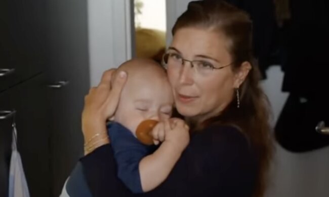Kind und Mutter. Quelle: Screenshot YouTube