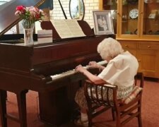 Die 95-jährige Großmutter beschloss, Kla­vier­spiel zu lernen, um Geld für wohltätige Zwecke zu sammeln