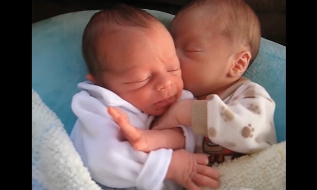 Zwillinge (Symbolbild). Quelle: Youtube Screenshot