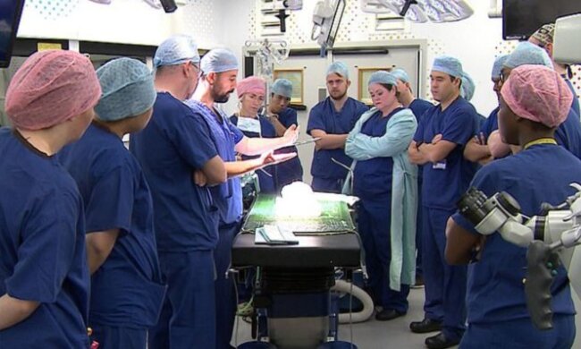 Ein Team von 100 Ärzten arbeitete 50 Stunden, um sicherzustellen, dass die kleinen siamesischen Zwillinge ein normales Leben führen können