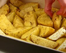 Abendessen auf dem Backblech: Rezept für Wurst, Kartoffeln und Sauerkraut