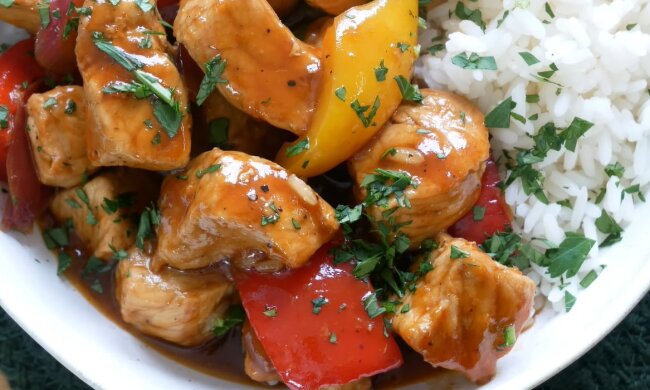 Schweinefleisch Süß Sauer mit Paprika. Quelle: Youtube Screenshot