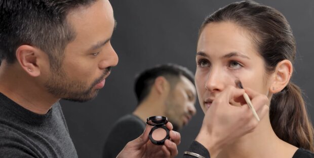 Mann lernt, Make-up zu machen, um seiner Frau zu helfen, die ihr Augenlicht verliert