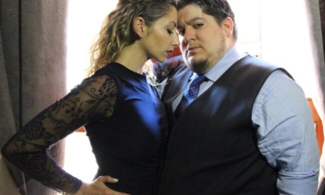 Eine schlanke Frau und ein Mann kamen auf die Bühne und tanzten einen besonderen Tanz