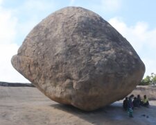 250 Tonnen schwerer Stein steht seit 1500 Jahren an einem Berghang in Indien und rollt nicht hinunter, Details