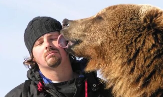 Besondere Beziehungen mit einem Raubtier. Quelle: Screenshot YouTube