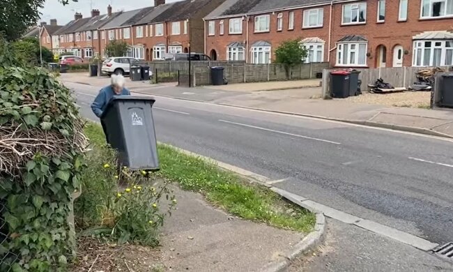 94-jährige Frau  musste ihre Tonne mehrere Kilometer weit rollen. Quelle: Youtube Screenshot