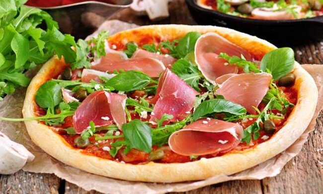 Superschnelle Pizza mit Parmaschinken: einfaches Rezept