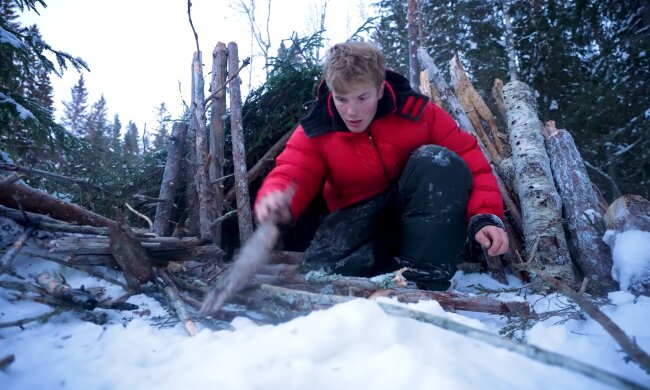 Weggelaufen aus Trotz: 17-Jähriger geht im Winter in den Wald, um seinen Eltern zu zeigen, wer das Sagen hat