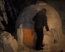 Bau eines authentischen Iglu-Schneeunterstandes in Alaska. Quelle: Screenshot YouTube