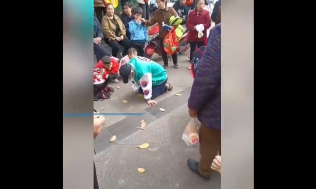 Das Video des im Stich gelassenen Chinesen ging viral. Quelle: Twitter